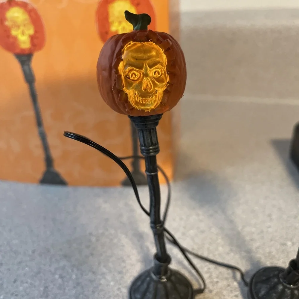 Dept. 56 Halloween Village Accessory EVIL PUMPKIN LAMPPOST Lamp Post 4033847